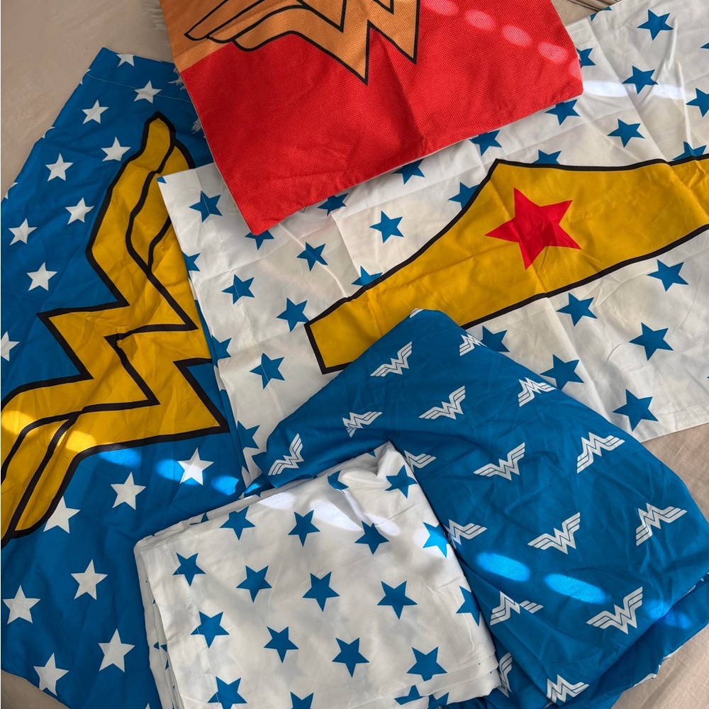 Wonder Woman Themed Bedding Set 🫅